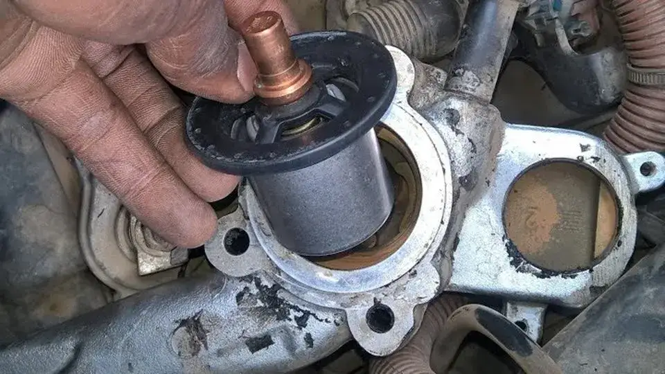 Gdzie jest termostat w Mazda 6 2.0 diesel? Oto ważne informacje