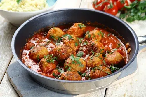 Pyszne ragu drobiowe: prosty przepis na wyjątkowe danie z kurczaka