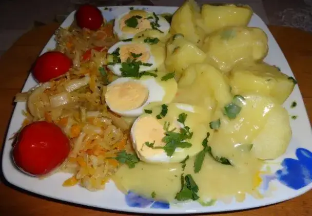 Jaką surówkę do jajek w sosie musztardowym wybrać, by zaskoczyć?