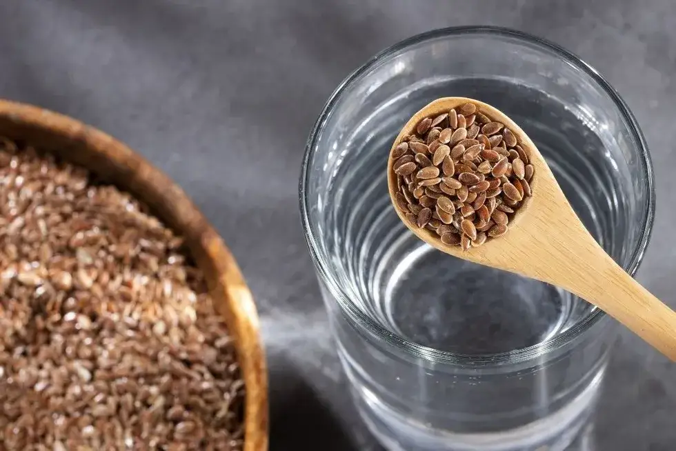 Siemię lniane na odchudzanie – kiedy pić rano czy wieczorem?