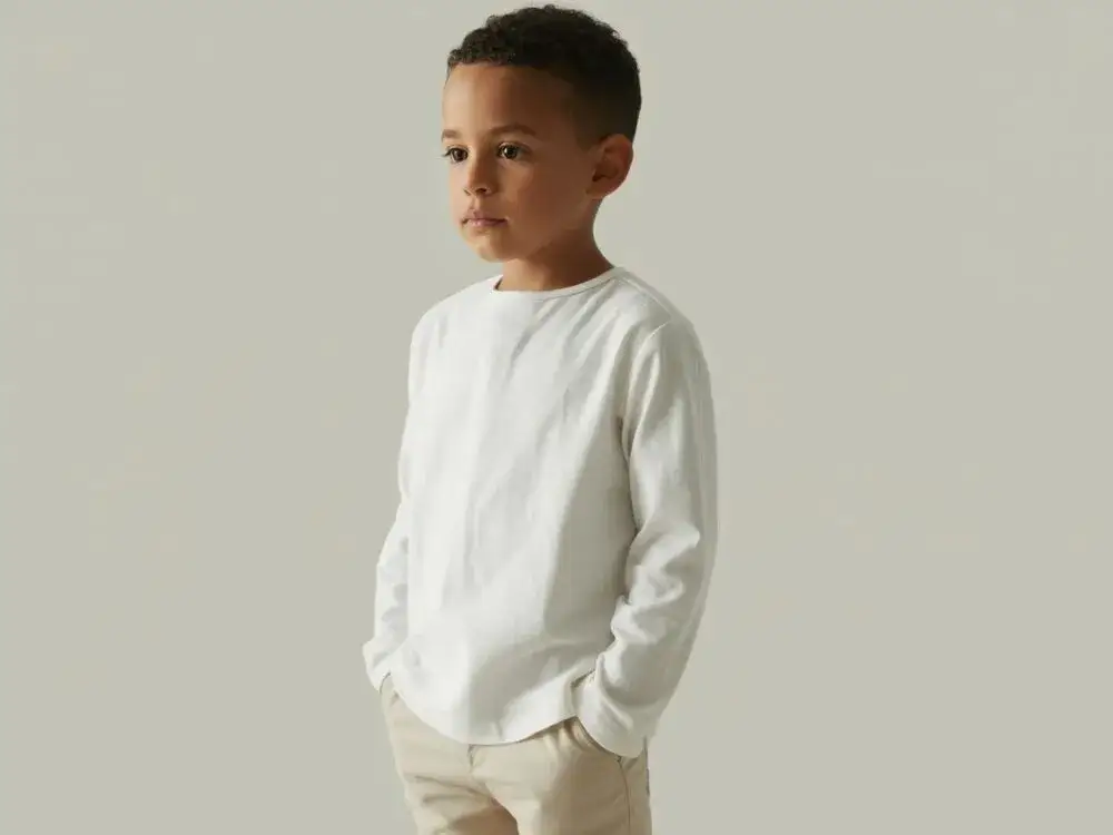 Biała bluza dla chłopca: must-have! Jak wybrać, stylizować i dbać?