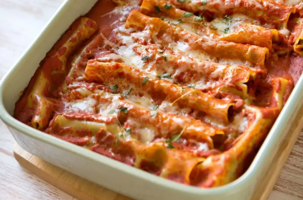Pyszne cannelloni ze szpinakiem, zapieczone pod sosem pomidorowym i serem. Idealne na rodzinny obiad.