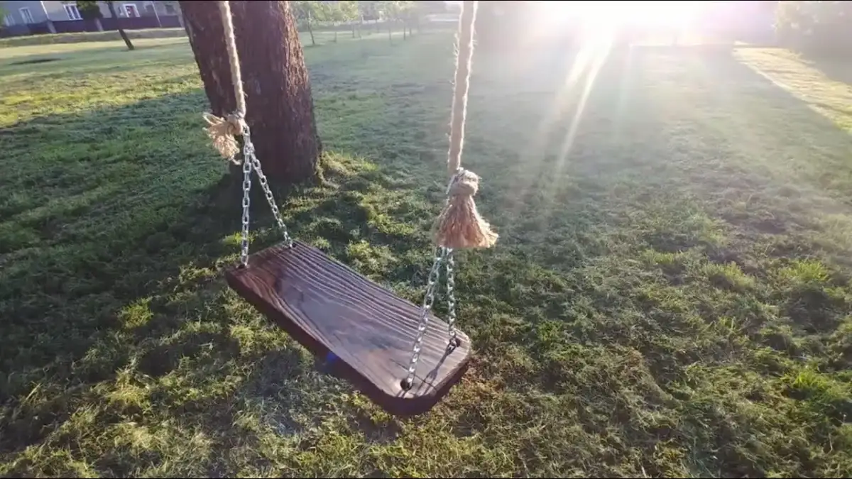 Jak zamontować huśtawkę między drzewami bez ryzyka uszkodzenia?