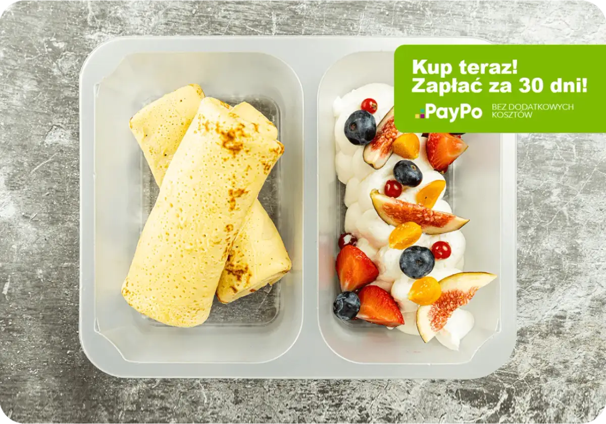 Naleśniki i deser z owocami (truskawki, figi, borówki) na talerzu. Idealne na dieta niskie IG. Kup teraz! Zapłać za 30 dni!