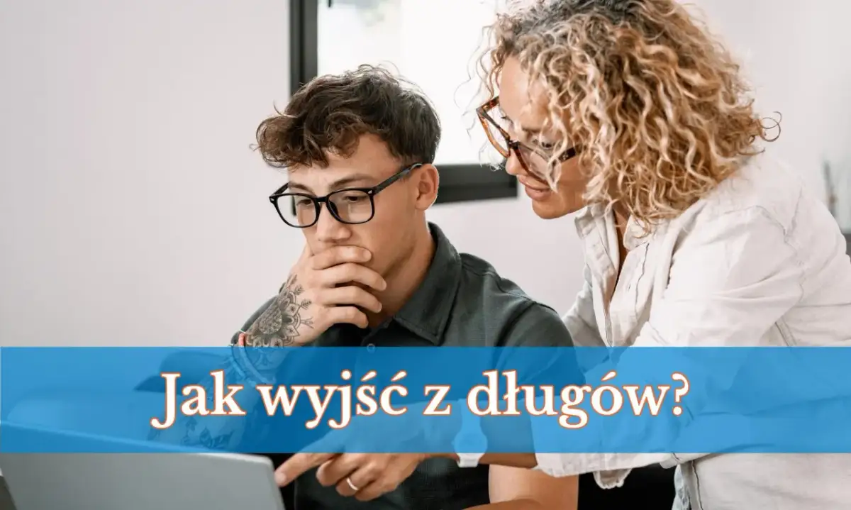 Młody mężczyzna z tatuażami i kobieta analizują dane na laptopie. Pytanie "Jak wyjść z długów?" pojawia się na ekranie, sugerując poszukiwanie rozwiązania problemu finansowego.