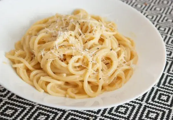 Spaghetti carbonara ze śmietaną bez jajek – pyszna alternatywa dla klasyki