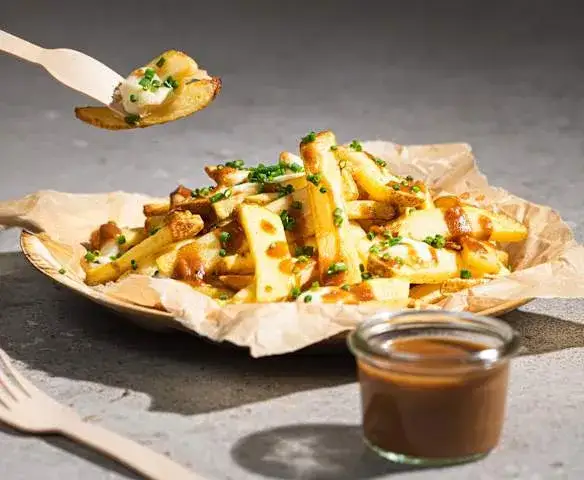 Frytki z serem: chrupiące ziemniaki i aksamitny sos. Przepis!