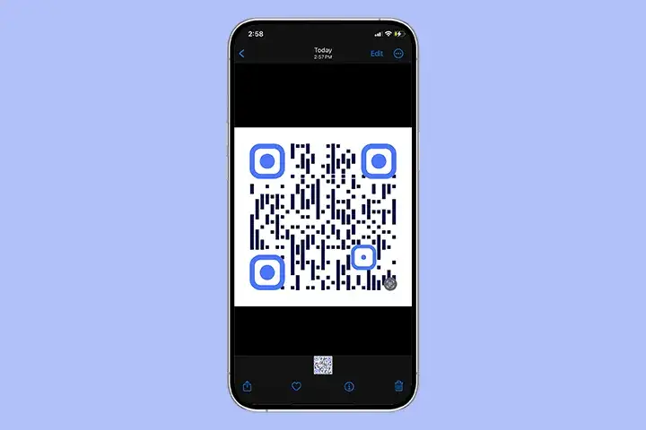 Skanowanie kodów QR: Prosty poradnik (Android, iPhone) i bezpieczeństwo