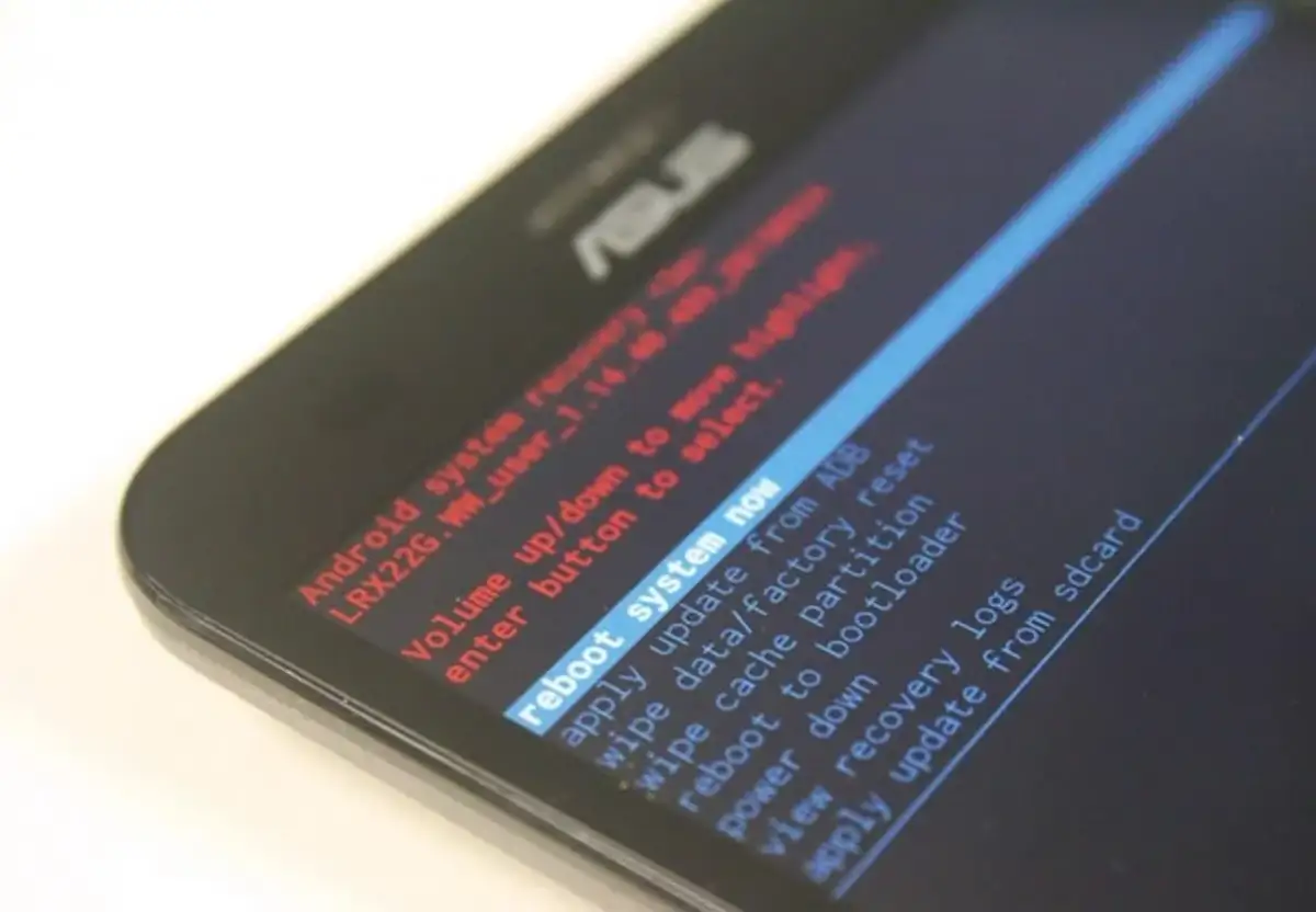 Ekran telefonu z menu recovery Android. Widoczna opcja "reboot to bootloader". Co to bootloader? To pierwszy program uruchamiany przez procesor.