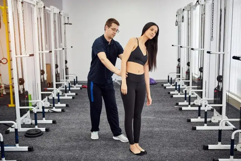 Jakie ćwiczenia na siłowni przy skoliozie pomogą uniknąć bólu?