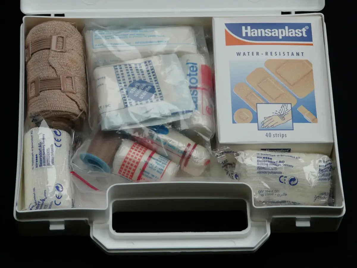 Apteczka podróżna: Co zabrać i jak spakować leki na wyjazd?