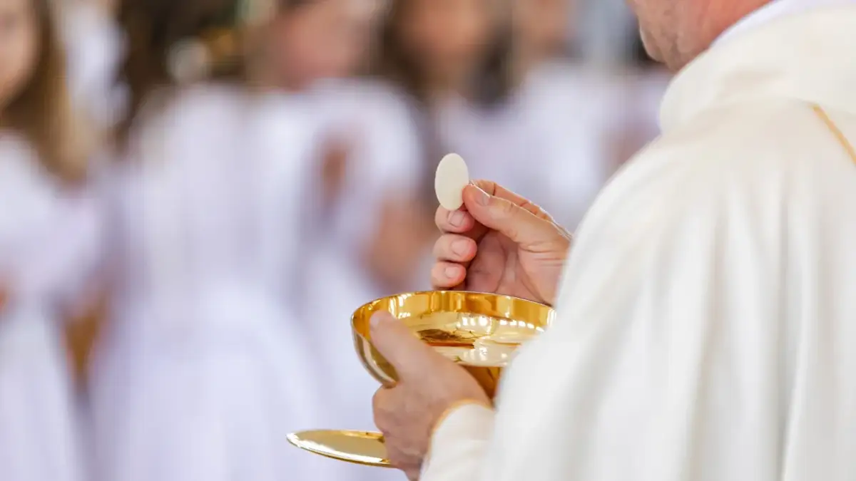 Jak przyjmować komunię świętą? Poznaj zasady i najważniejsze etykiety