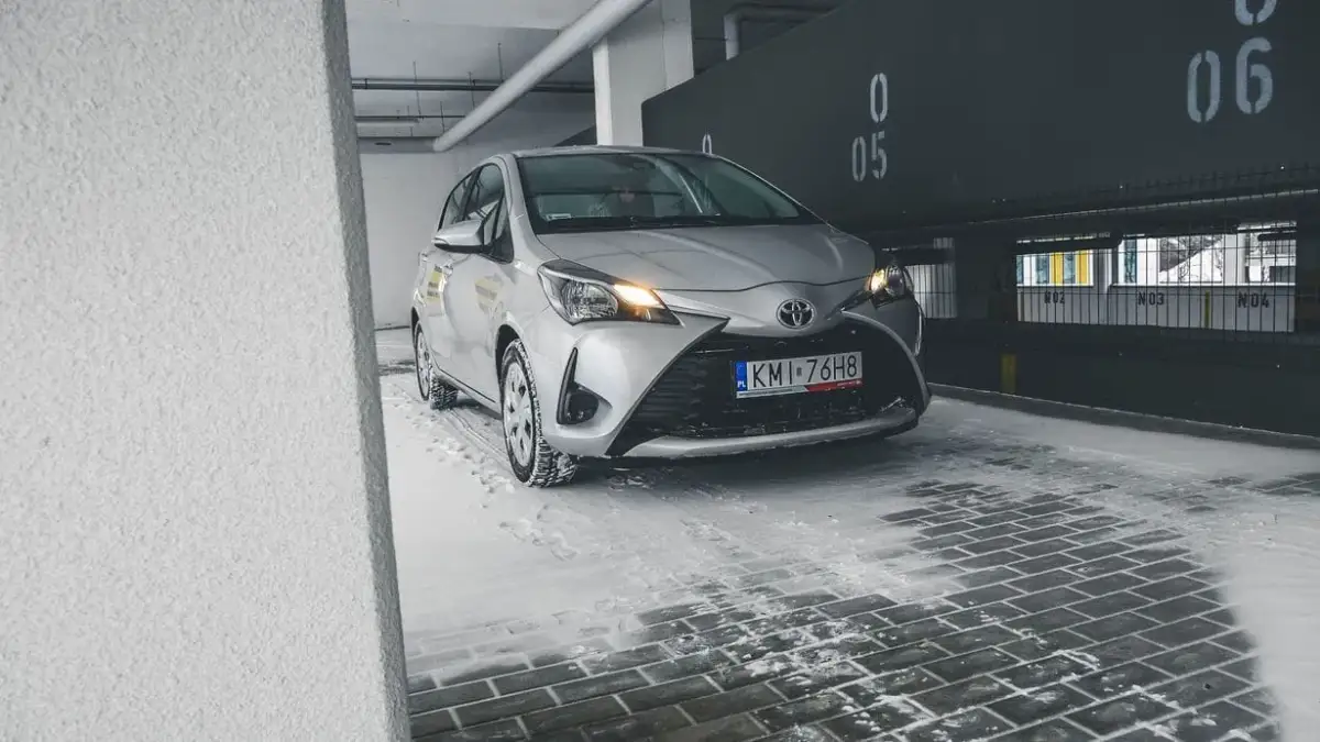 Toyota Yaris Hybrid czy warto? Zobacz zalety i wady tego auta