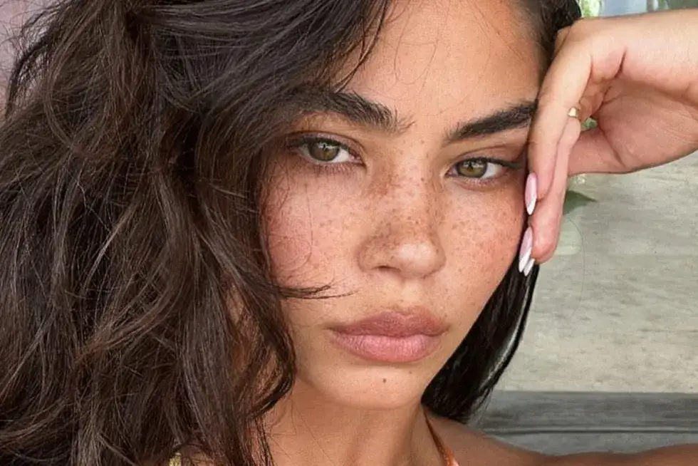 Czy piegi są modne? Zaskakujące trendy w makijażu i ich rosnąca popularność