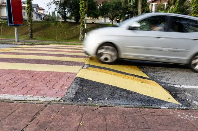Progi zwalniające w jakiej odległości od budynku - uniknij problemów z hałasem