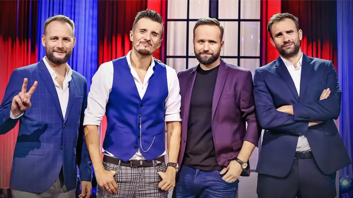 Czterech panów z kabaret skeczów męczących skład pozuje do zdjęcia.