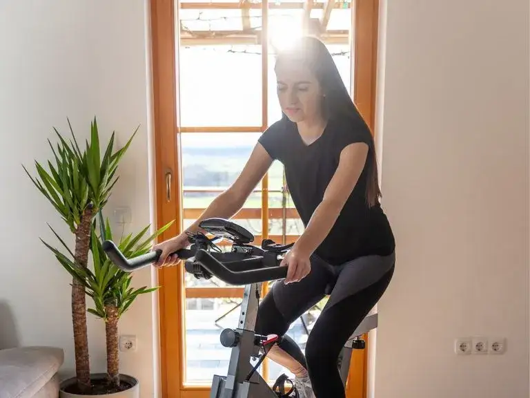 Czy rower stacjonarny pomoże schudnąć? Poznaj plan eksperta!