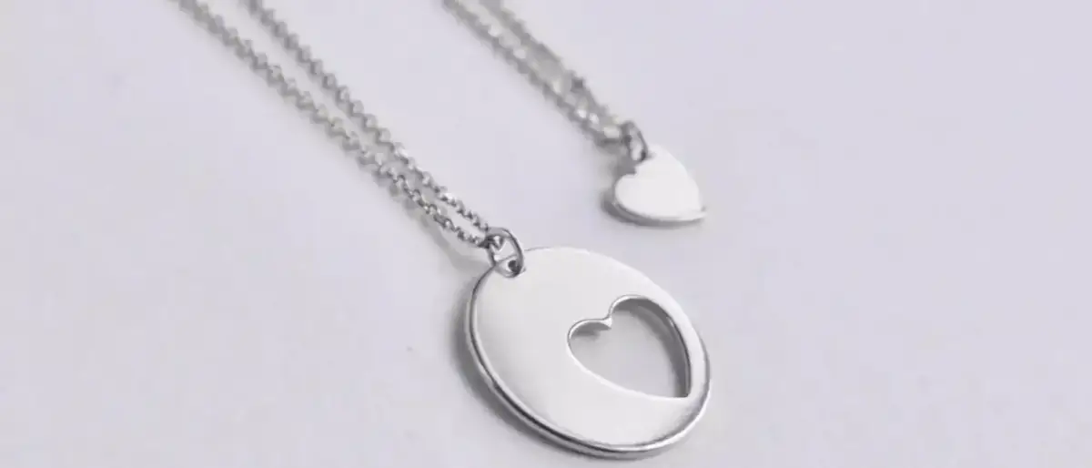 Jak wyczyścić srebrny naszyjnik skutecznie i bezpiecznie dla biżuterii