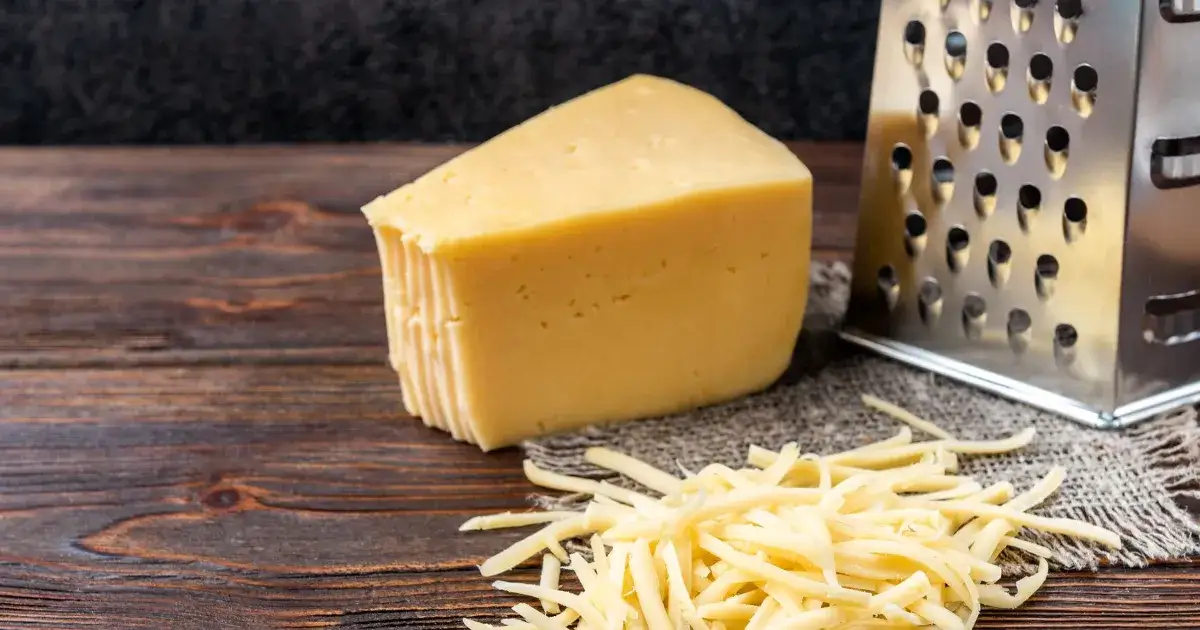 Ile kcal ma plaster sera? Poznaj zaskakujące różnice w kaloriach