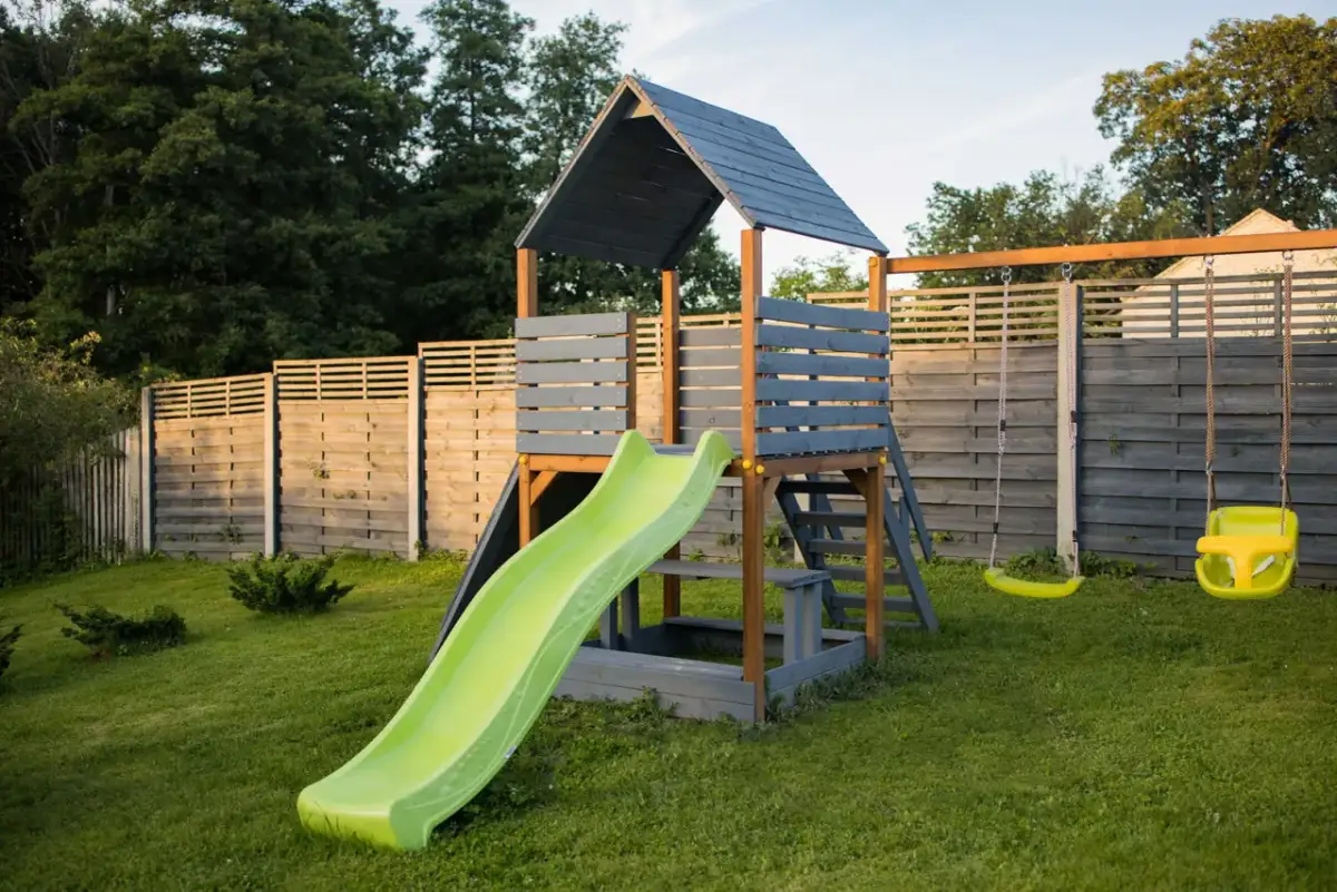 Jak zrobić schody drewniane do domku dla dzieci krok po kroku i bezpiecznie