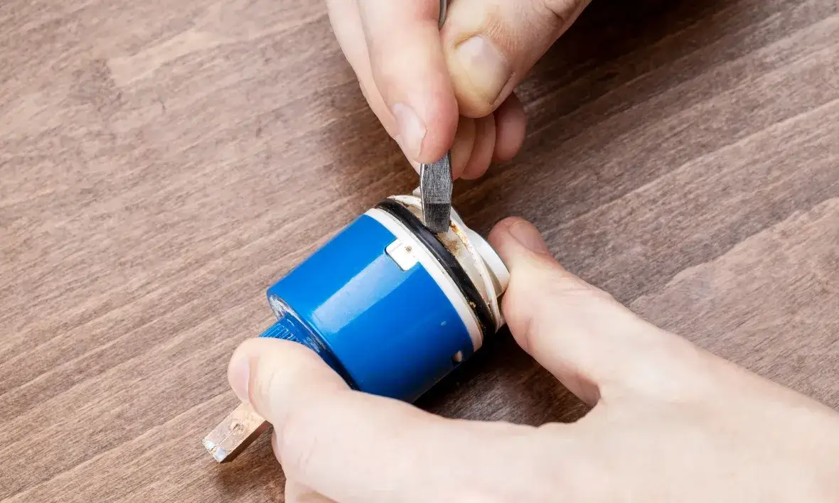 Jak wymienić uszczelkę w baterii wannowej i uniknąć kosztownych napraw