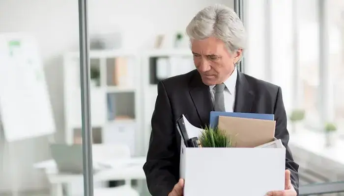 Czy można zwolnić pracownika przed emeryturą? Poznaj ważne przepisy