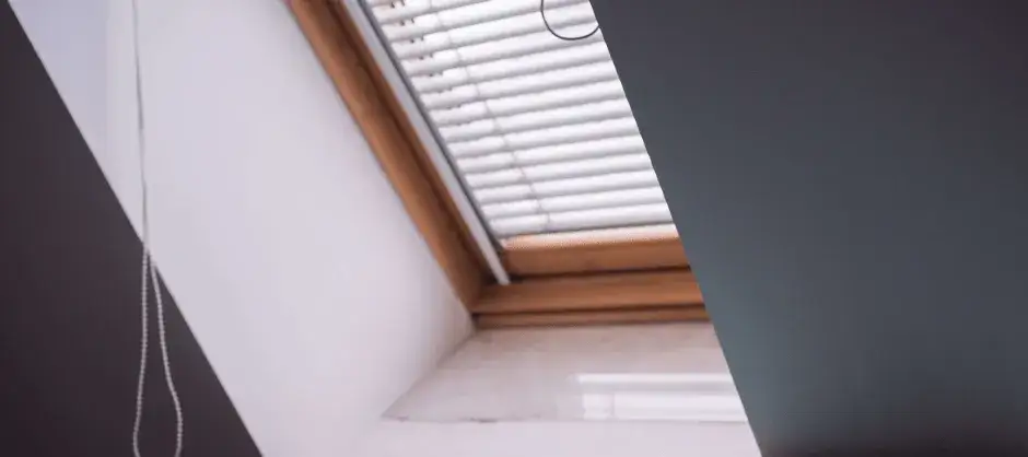 Skuteczne sposoby na zasłonięcie okna dachowego przed słońcem
