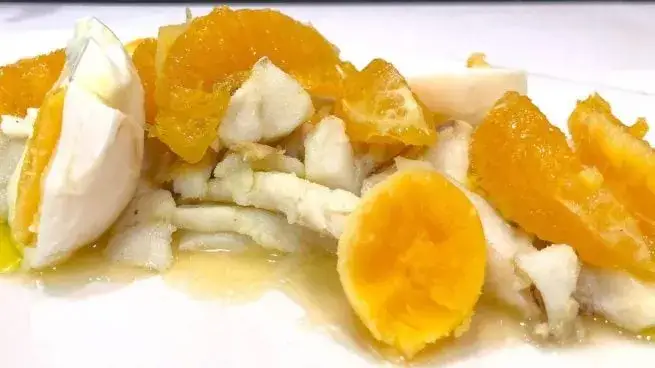 Ensalada de naranja y bacalao: la receta andaluza que te sorprenderá