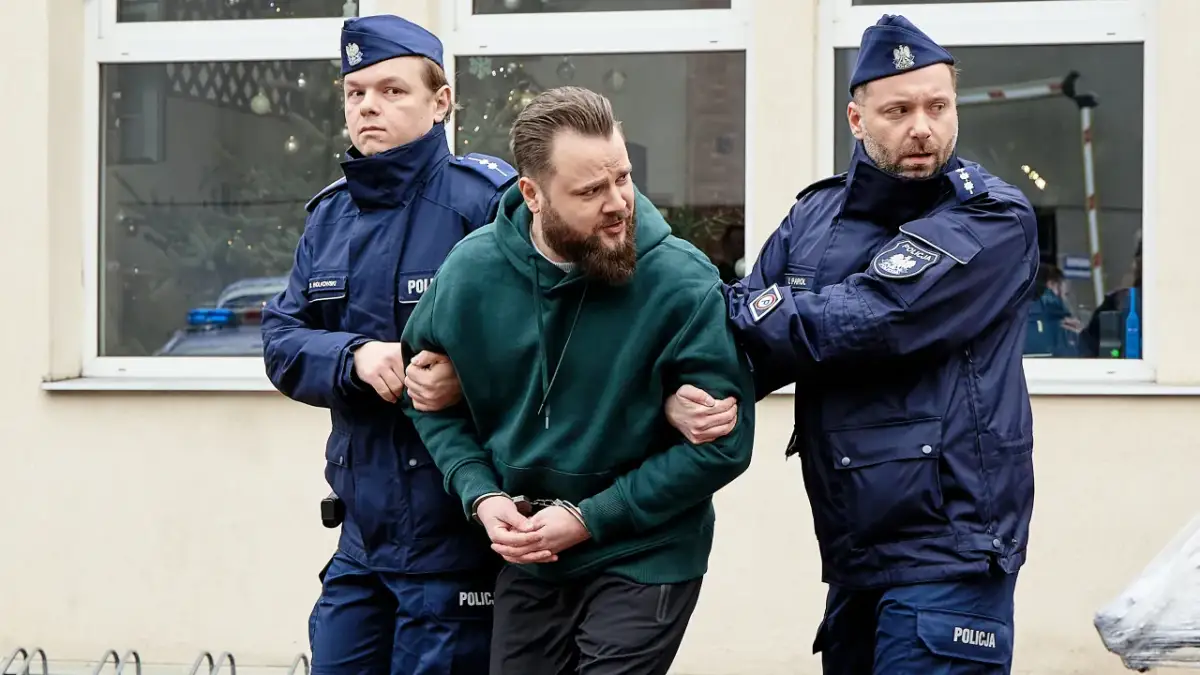 Dwóch policjantów eskortuje zatrzymanego mężczyznę w kajdankach. Czy to finałowa scena, która wyjaśni, ile odcinków ma "Ukryta prawda"?