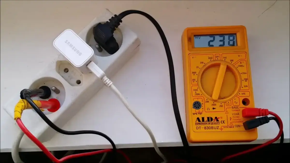 Jak zmierzyć napięcie multimetrem - proste kroki i bezpieczeństwo