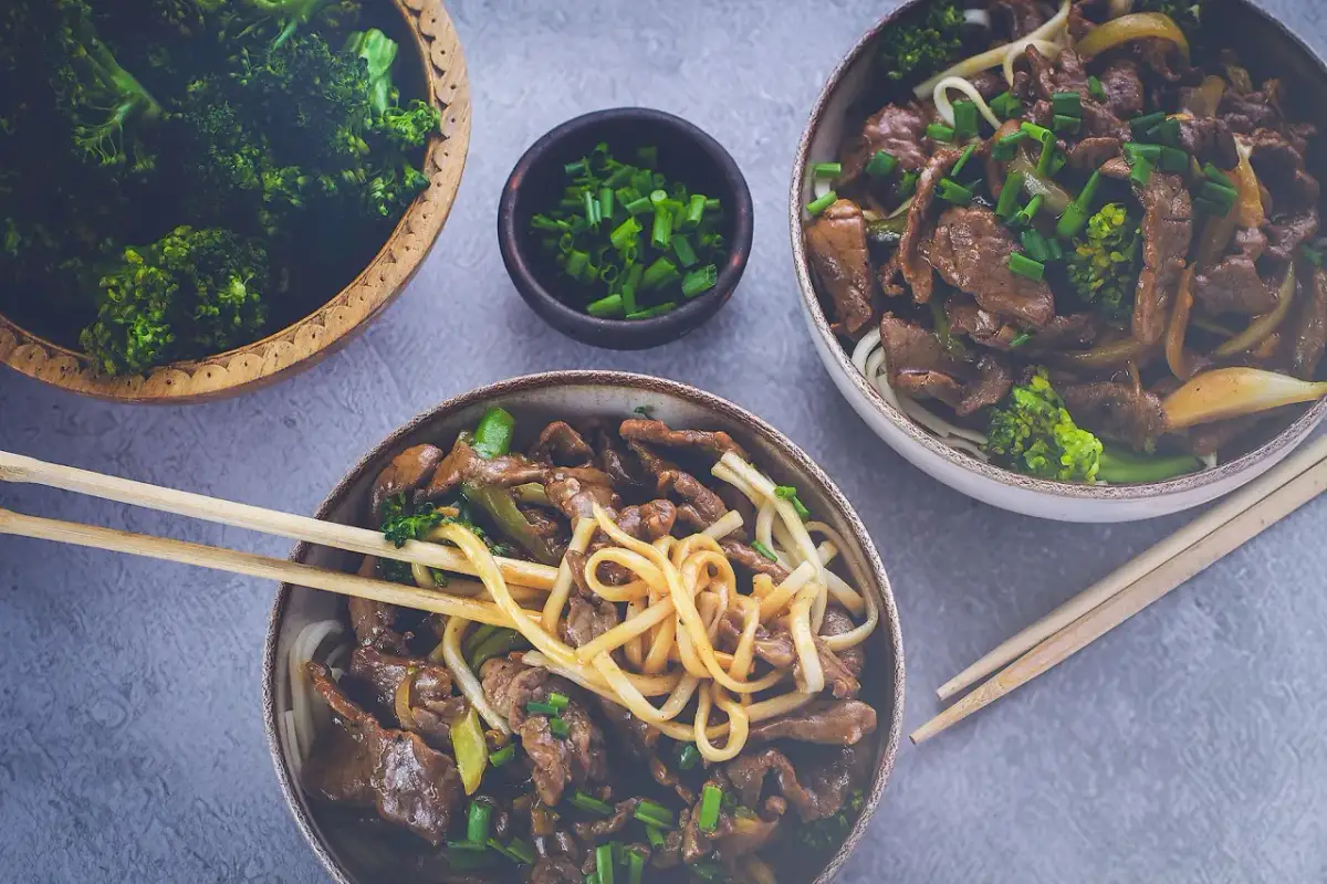 Makaron sojowy z wołowiną: Szybki przepis na azjatycką ucztę