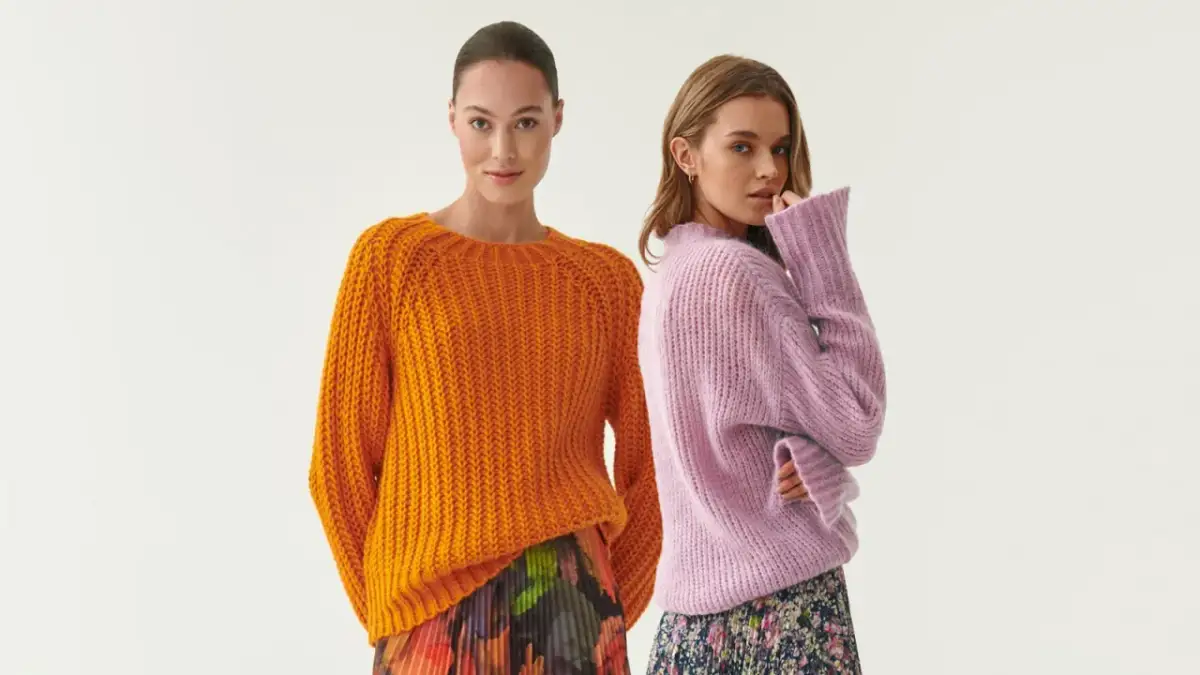 Jak nosić sweter do sukienki? Sekrety stylistek na każdą okazję