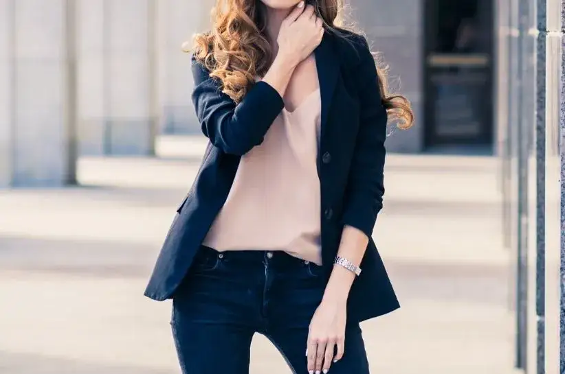 Granatowa marynarka damska do czego? Inspiracje i stylizacje na każdą okazję