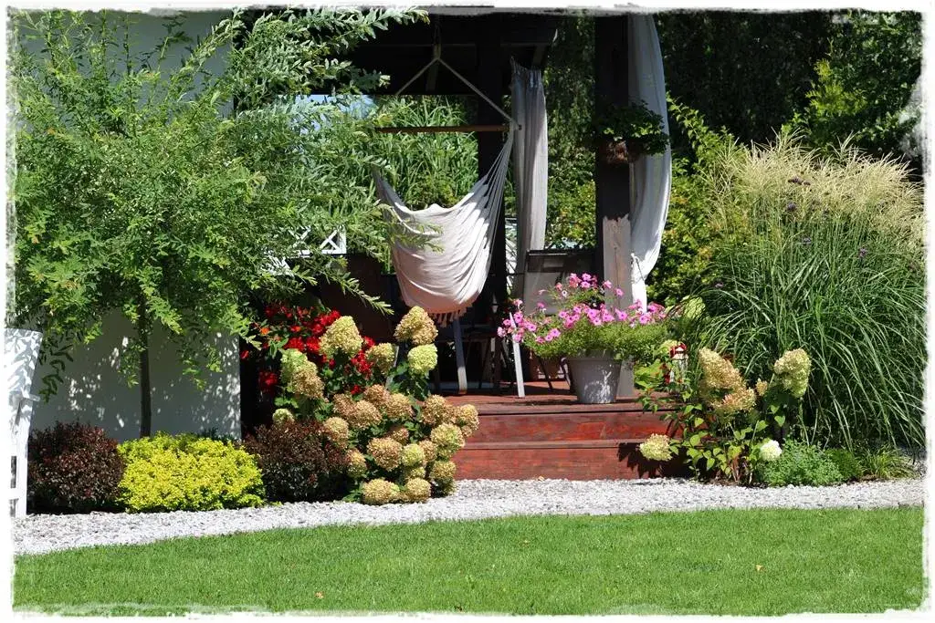 Czym obsadzić taras? Pomysły i rośliny na każdą ekspozycję!