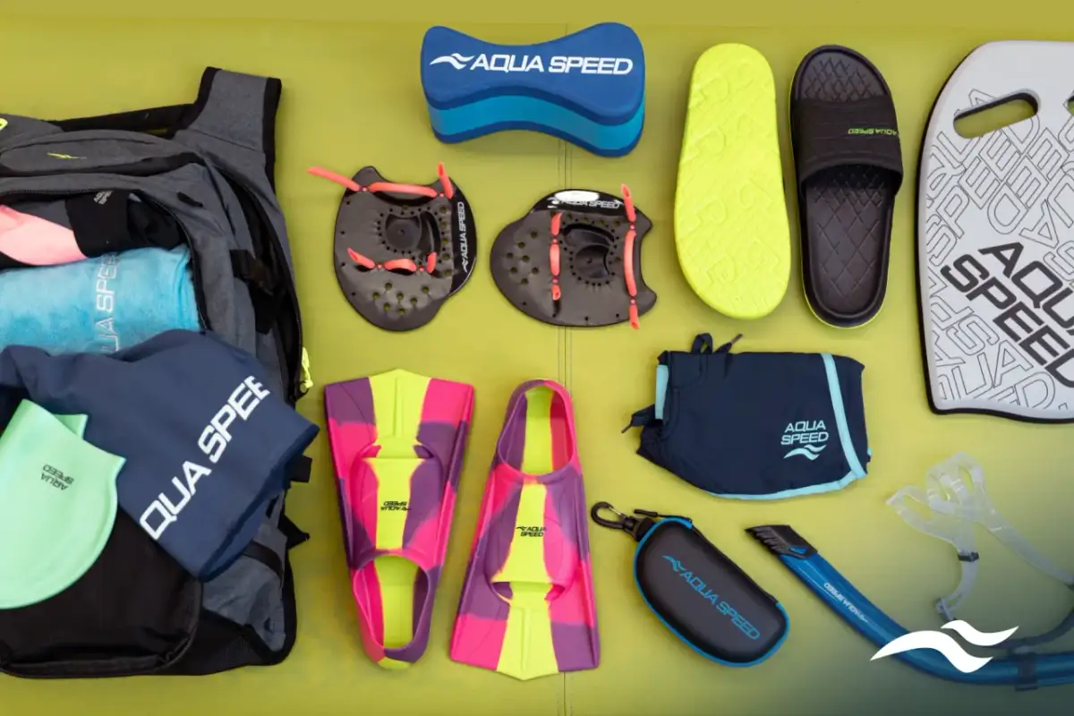 Zestaw gadżetów do pływania: płetwy, rękawice, deska, klapki, okulary, czepek i worek.