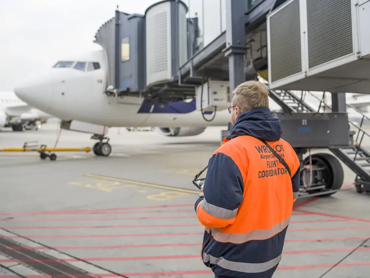 Spedytor lotniczy: Rola, wyzwania, kariera. Czy to zawód dla Ciebie?