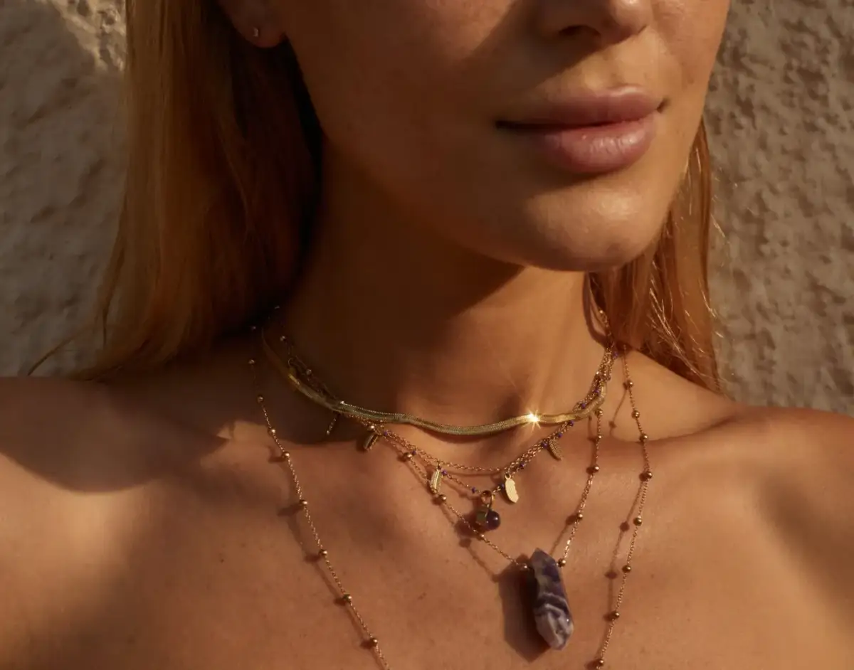 Spanie w naszyjniku: czy to dobry pomysł? Ryzyka i bezpieczne wyjątki