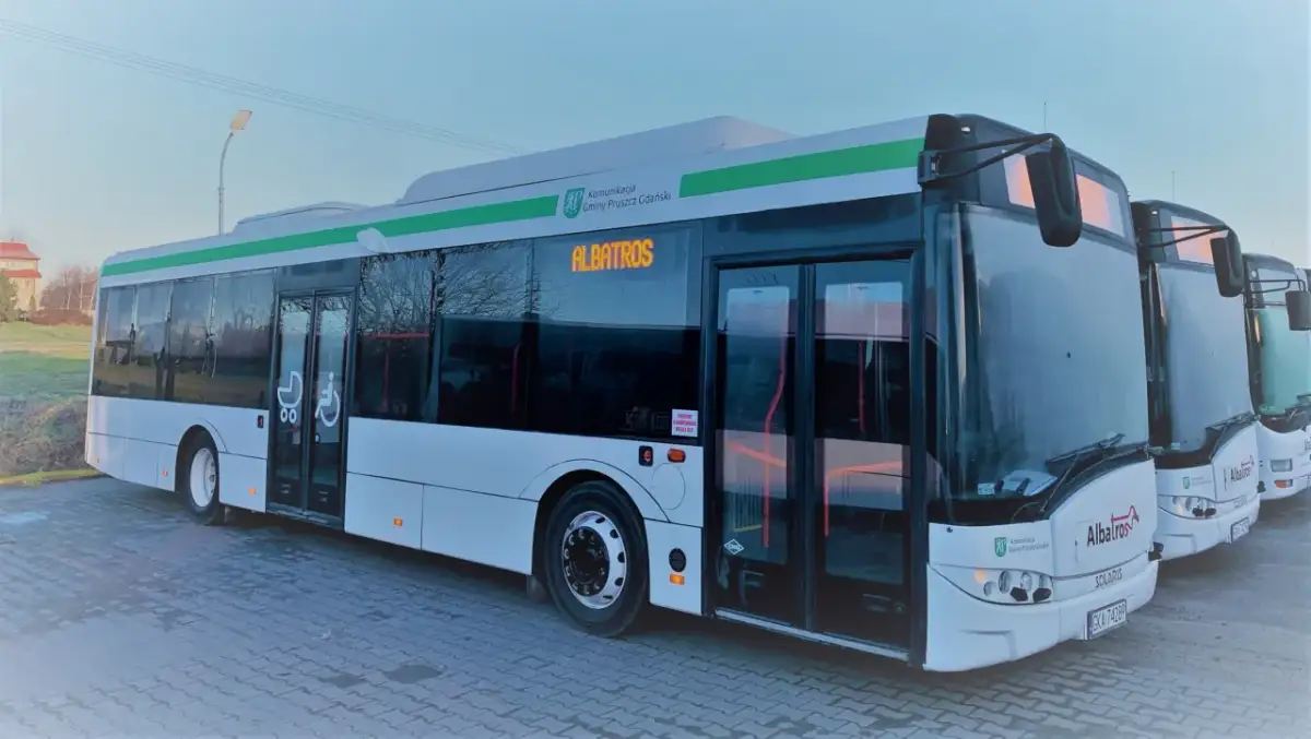 Autobusy Albatros stojące w rzędzie. Na wyświetlaczu widnieje napis "ALBATROS".