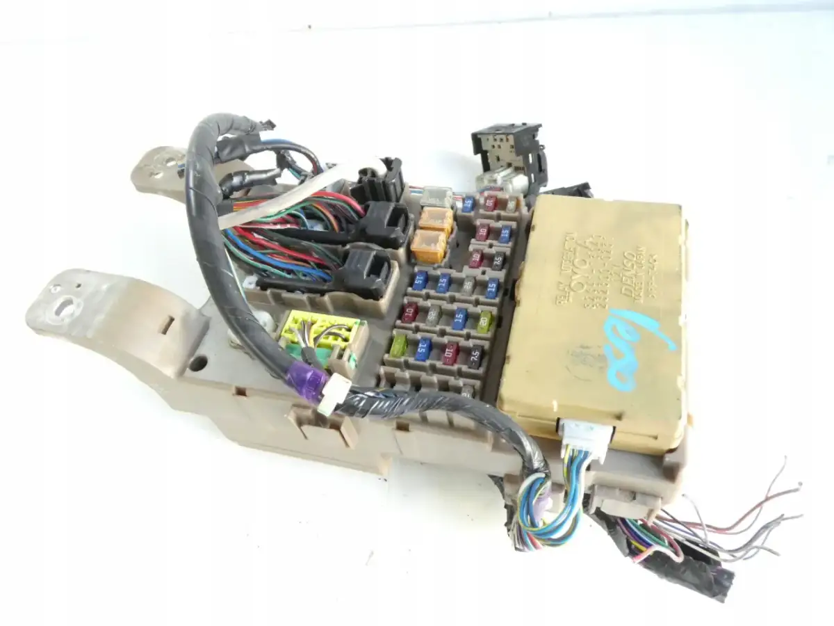 Gdzie są bezpieczniki Toyota Corolla E12? Znajdź je łatwo i szybko