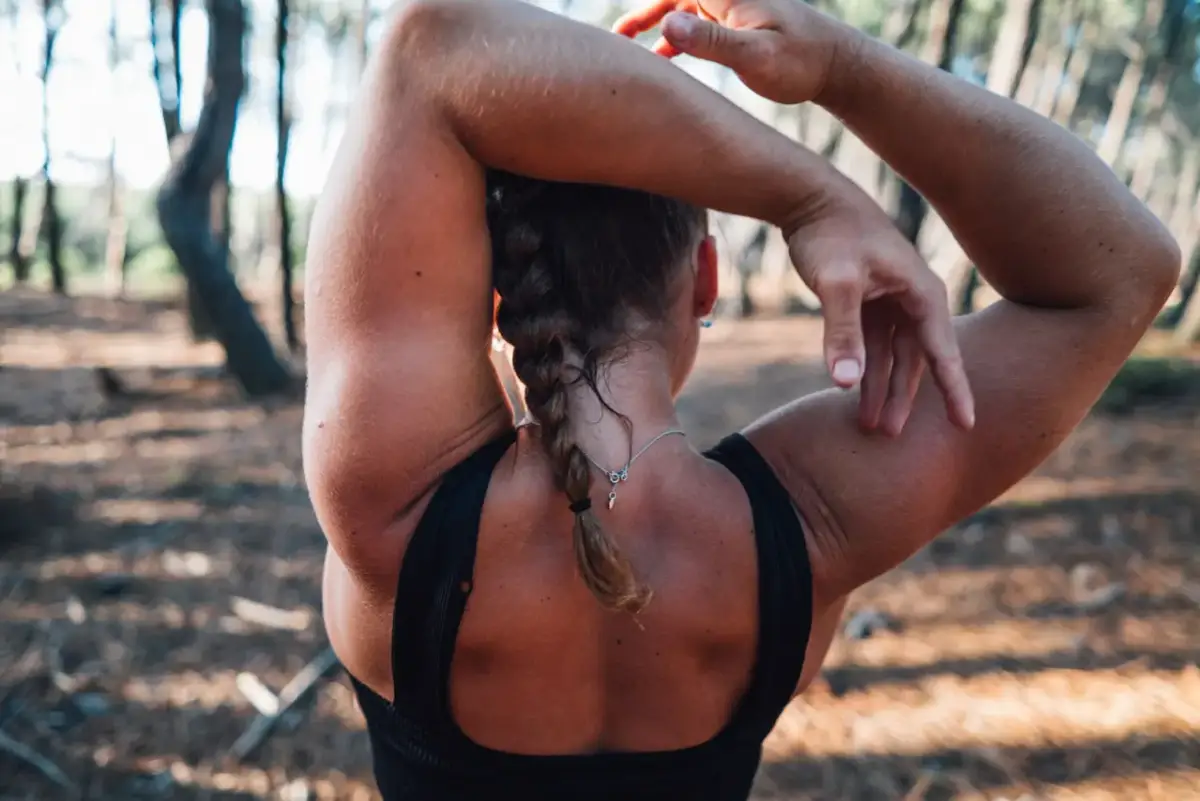 Schultertraining ohne Geräte: Starke Schultern zu Hause aufbauen