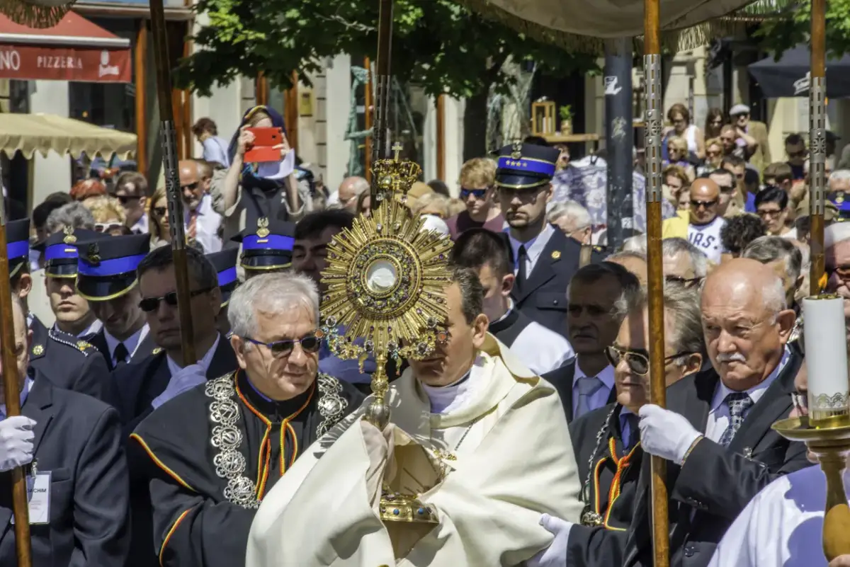 Ile ołtarzy na Boże Ciało? Odkryj ich znaczenie i tradycje