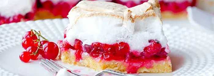 Prosty przepis na ciasto z czerwonymi porzeczkami, które zachwyci każdego
