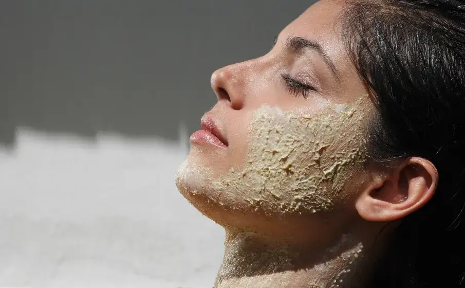 Ile trzymać peeling na twarzy, by uniknąć podrażnień skóry?