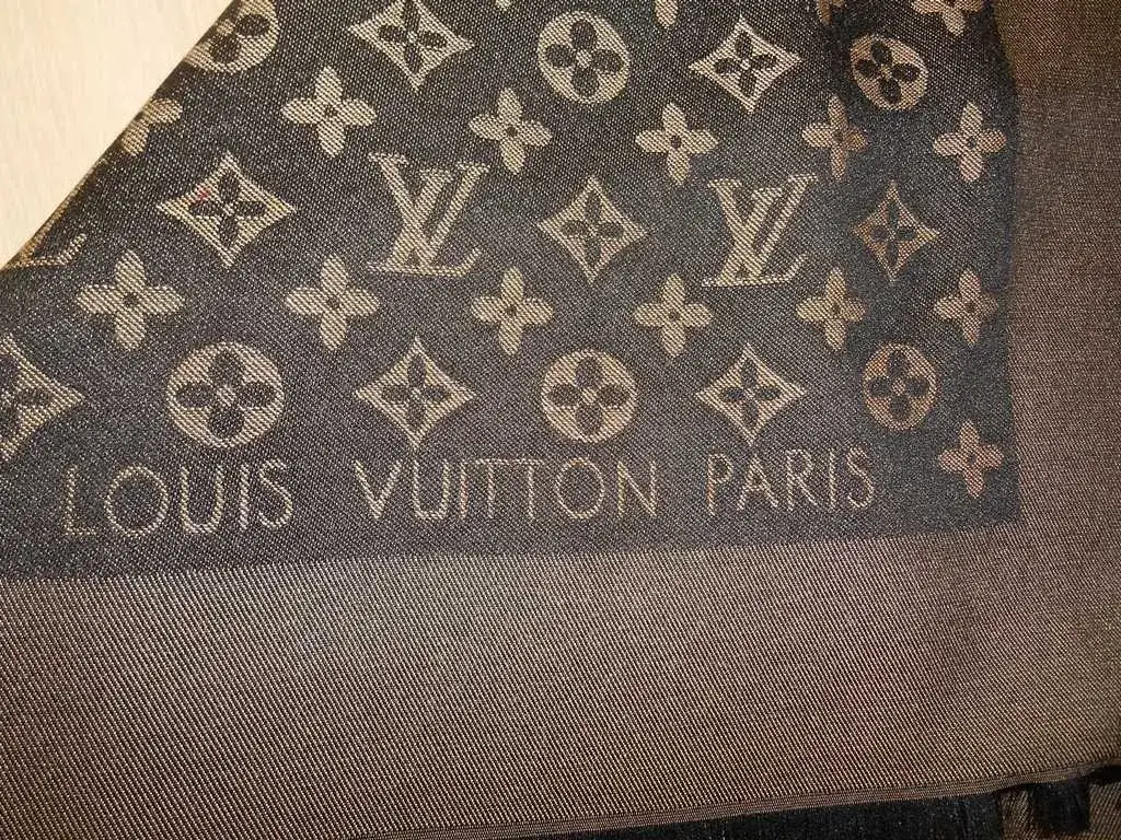 Ceny chust Louis Vuitton w Polsce: Ile kosztuje oryginał?