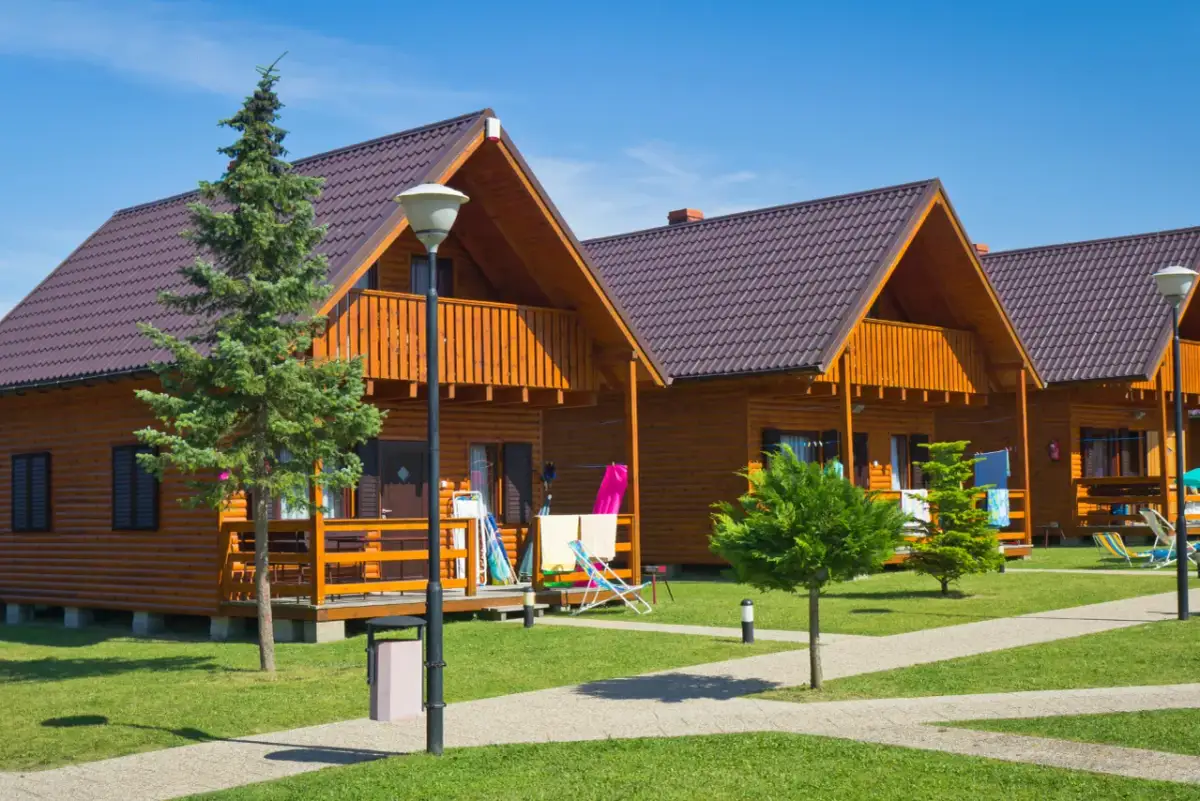 Ile kosztuje budowa domku letniskowego? Sprawdź ceny i porady