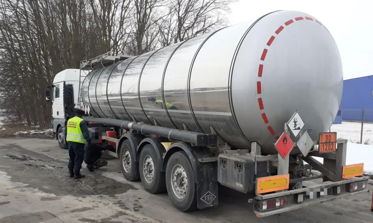 Gaśnica w ciągniku siodłowym: Przepisy, ADR i jak uniknąć mandatu.