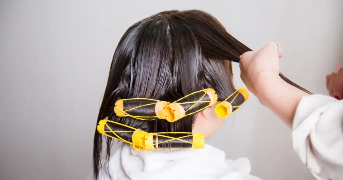 Czy modna jest trwała ondulacja? Trendy, zalety i wady zabiegu