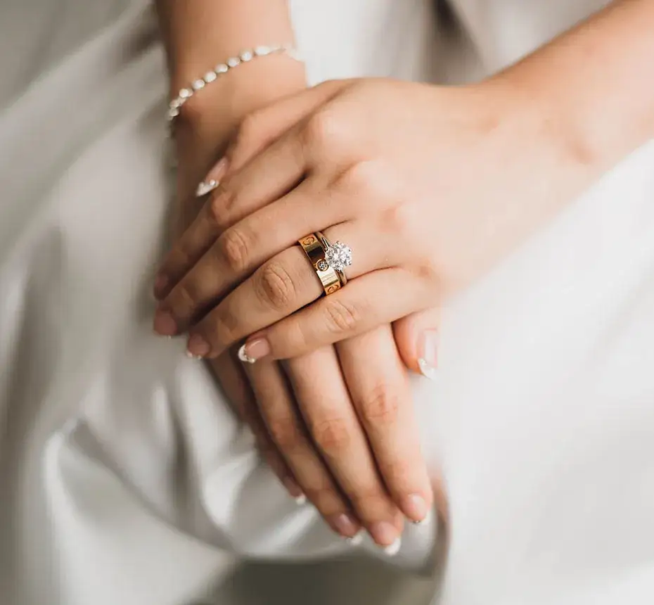 Na której ręce nosi się obrączkę i pierścionek zaręczynowy w Polsce?