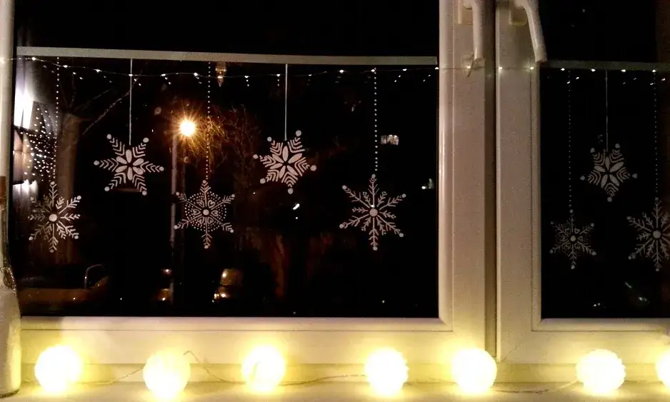 Czym przykleić ozdoby do szyby, aby uniknąć uszkodzeń i śladów?