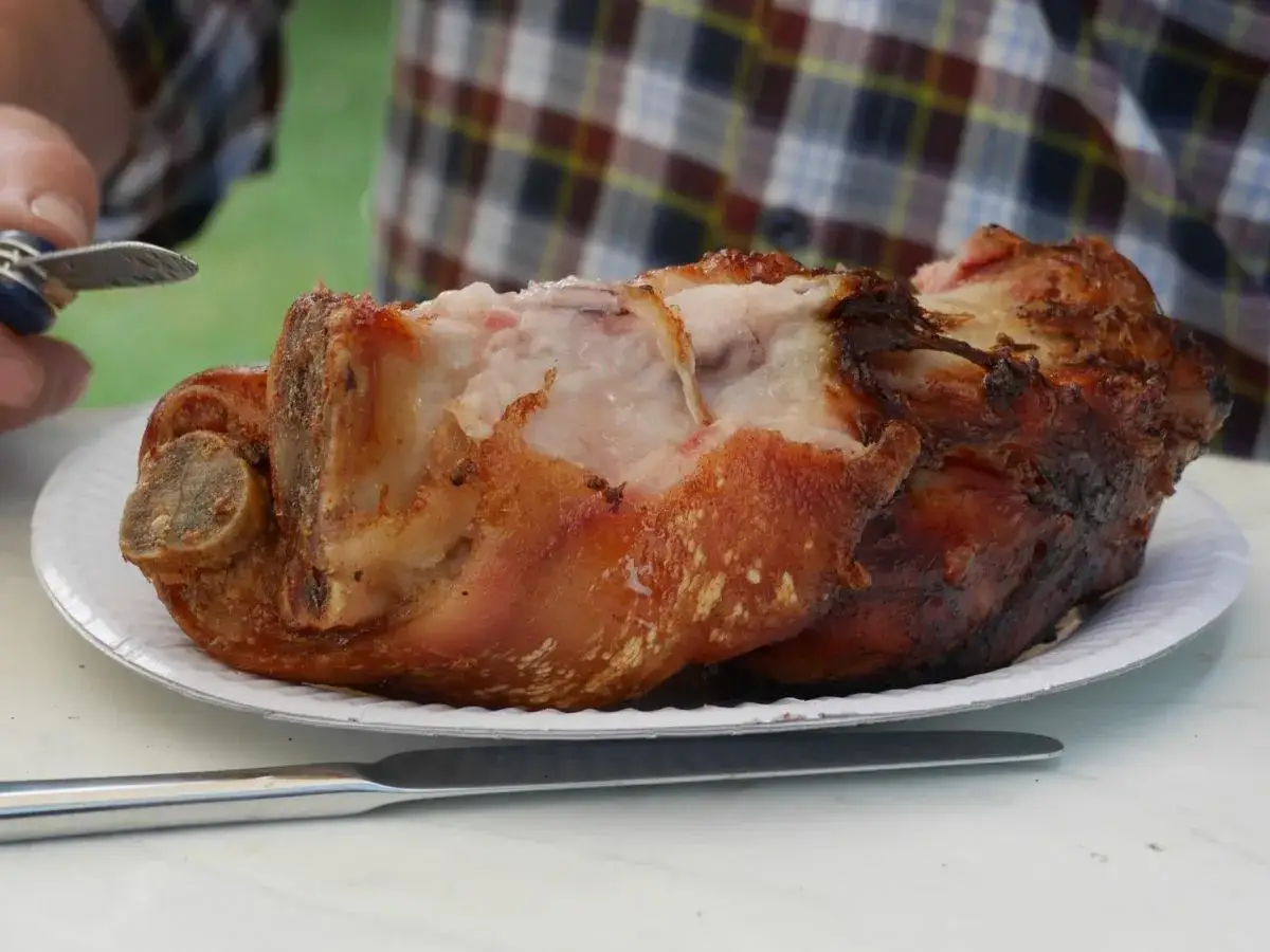 Chrupiąca golonka pieczona, idealna do podania. Dowiedz się, jak przyprawić golonkę do pieczenia, by była soczysta i aromatyczna.